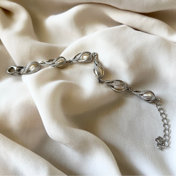 Vintage Pearl bracelet with silver link overlay - Picture 1 of 8